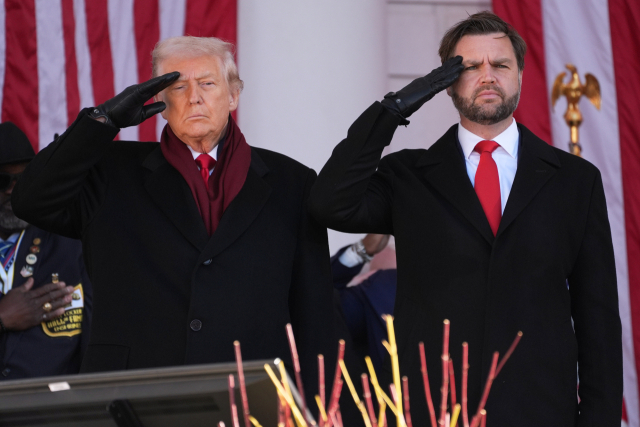 11일(현지시간) 워싱턴D.C 알링턴 국립묘지에서 열린 재향군인의 날(Veterans Day) 행사에 참석한 트럼프 대통령과 JD 밴스 부통령이 함께 거수경례를 하고 있다. 연합뉴스