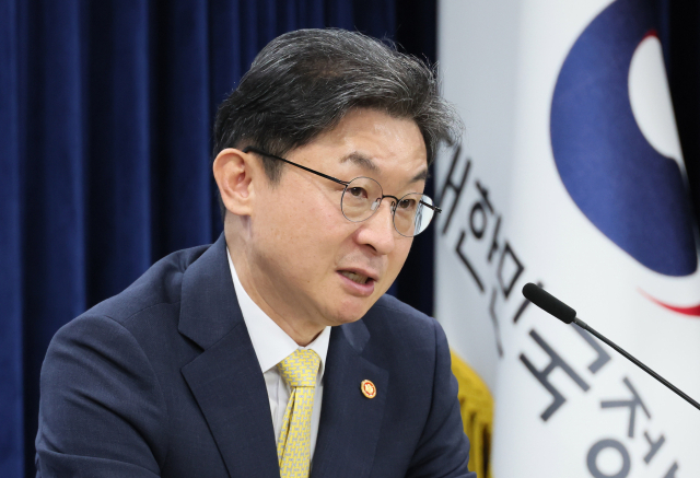 이억원 금융위원장이 12일 서울 종로구 정부서울청사에서 출입기자단 월례 간담회를 하고 있다. 연합뉴스