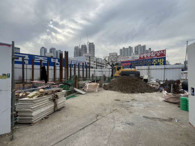 지난 12일 칠성종합시장 일대에서 주차타워 2동이 한창 건설되고 있다. 정두나 기자.