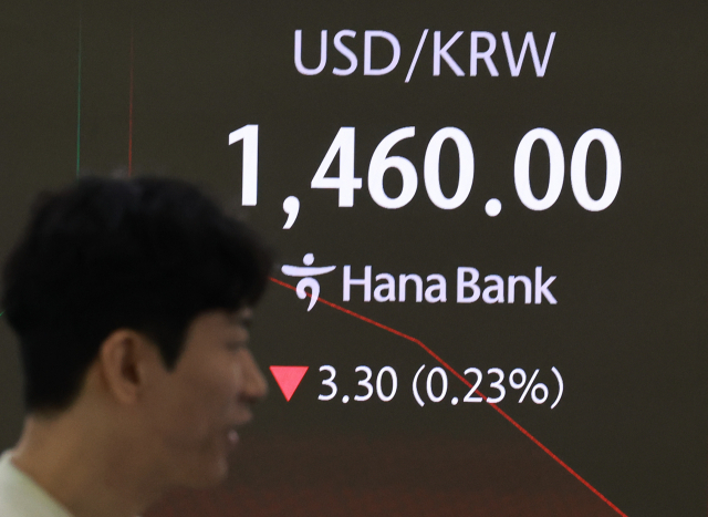 12일 서울 을지로 하나은행 본점 딜링룸 현황판에 원/달러 환율이 표시되고 있다. 이날 서울 외환시장에서 서울 외환시장에서 원·달러 환율은 2.3원 내린 1,461.0원에 개장했다. 연합뉴스