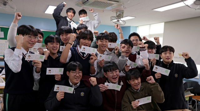 수험표 받고 파이팅 외치는 '황금돼지 띠' 고3 학생들