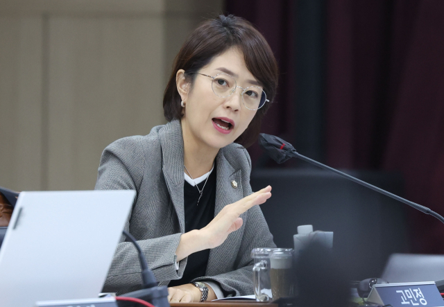 고민정, 정성호에 