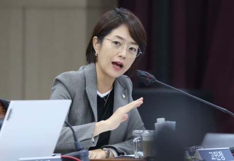 고민정, 정성호에 