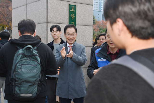 임종식 경북교육감이 13일 경북지역 수험생들을 응원하고자 수능시험장 앞에서 격려하고 있다. 경북교육청 제공