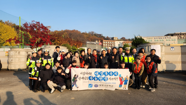 영주교육지원청 관계자들과 자원봉사자들이 2026학년도 대학수학능력시험 대박 기원을 응원하고 있다. 영주교육지원청 제공