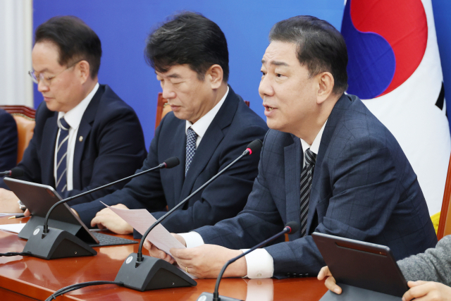 더불어민주당 김병기 원내대표가 13일 서울 여의도 국회에서 열린 정책조정회의에서 발언하고 있다. 연합뉴스
