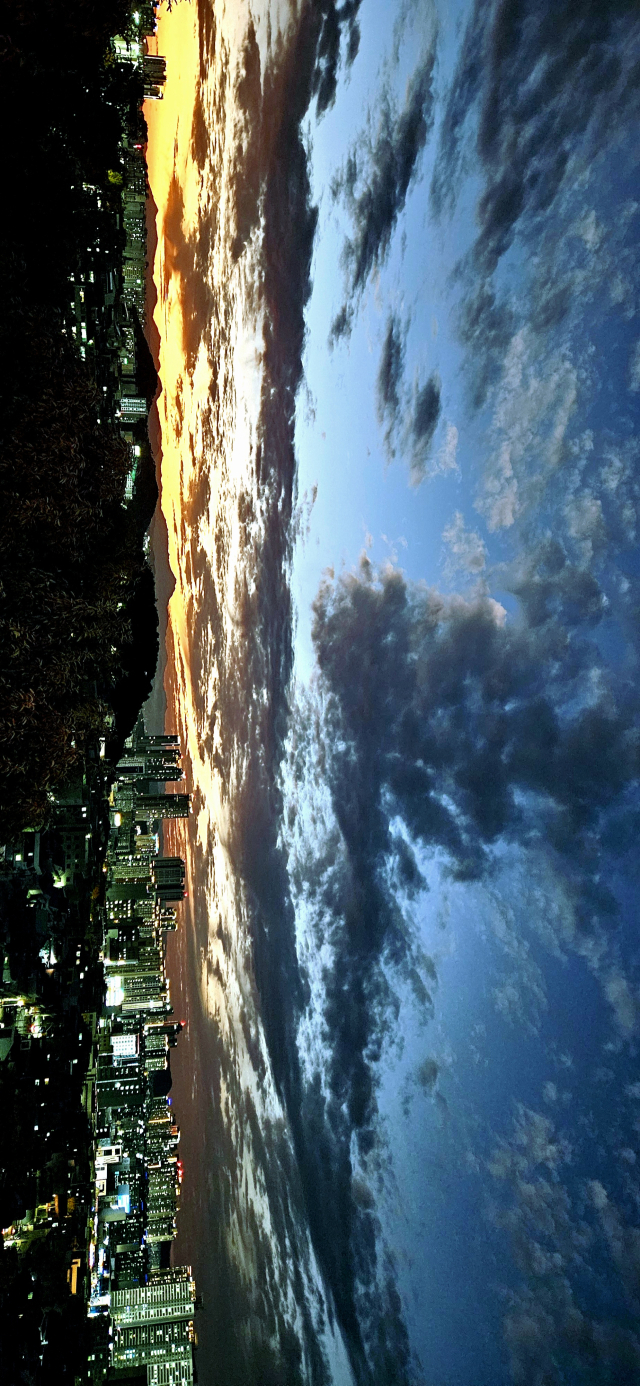 남구 대명동 해넘이 전망대에서 본 대구 서녘 노을과 도심 라인.