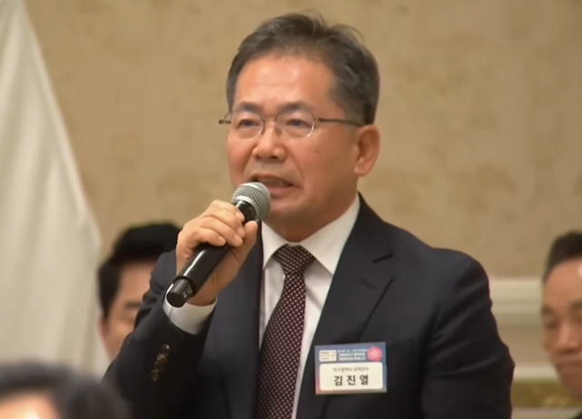 김진열 대구 군위군수가 청와대 영빈관에서 열린 대통령 주재 국정설명회에서 발언하고 있다. 군위군 제공