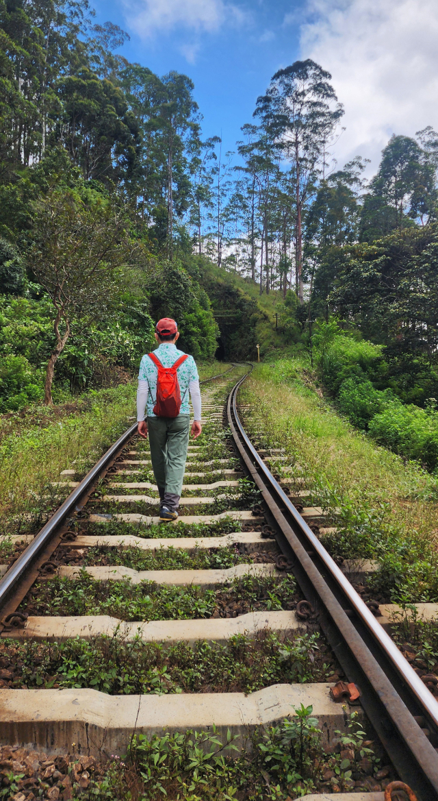 산 중턱을 휘감는 철길을 따라 걷는 특별한 트레킹은 아름다운 전망과 함께 설렘과 긴장감을 안겨준다.