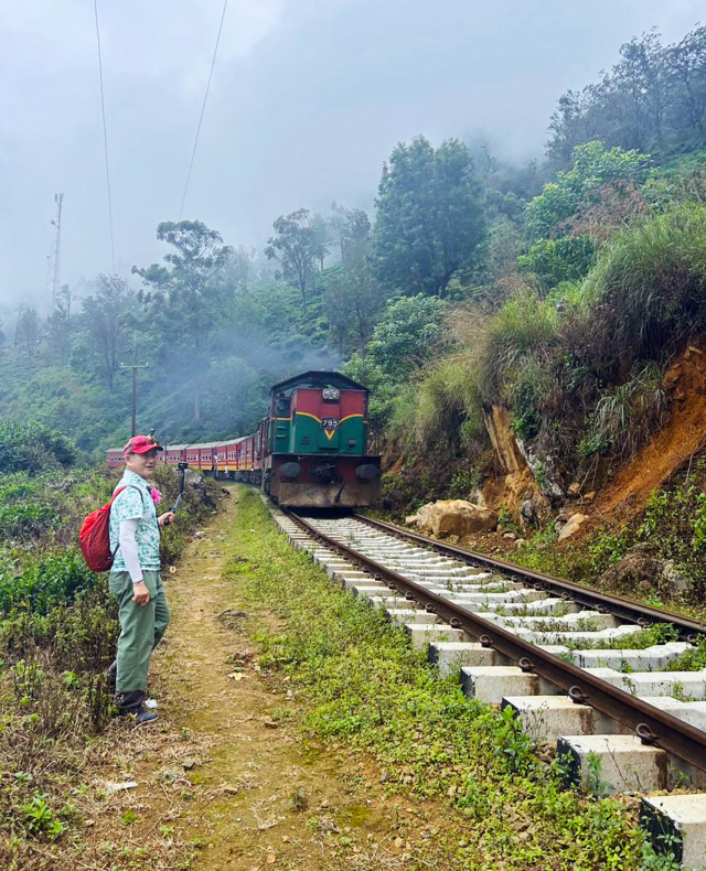 기적 소리와 함께 기차가 다가오자, 가이드는 호루라기를 불며 안전한 공간으로 대피하도록 안내했다.