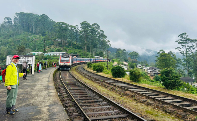 3시간의 산길과 철도 트레킹 끝에 안개 낀 언덕 위, 