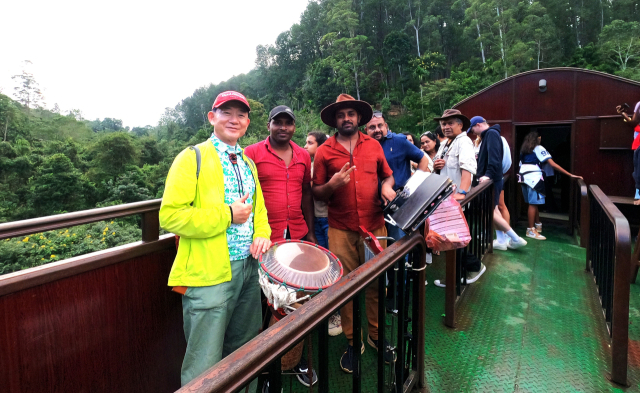칼립소 열차의 오픈형 음악 칸에서는 현지 밴드의 라이브 연주에 맞춰 승객들이 노래하고 춤추며 즐거운 시간을 보낸다.