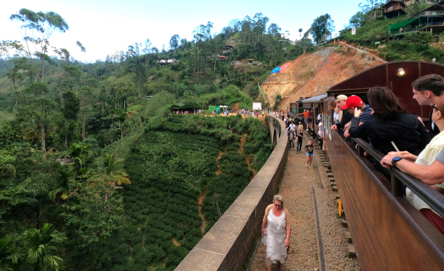 칼립소 열차는 나인 아치 브리지 위에서 약 15분간 정차하여, 탑승객들이 다리 위에서 추억의 사진을 남길 수 있도록 한다.