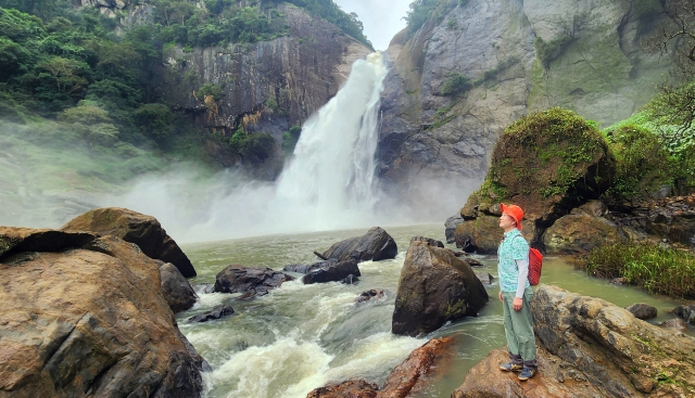 울창한 숲 속 64m 높이의 던힌다 폭포는 자연의 웅장함과 아름다움을 동시에 보여준다.