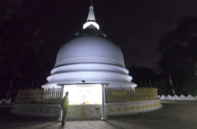 바둘라 시내의 무티양가나 라자 마하 비하라 사원은 부처의 머리카락과 사리가 봉안된 성지로, 불교 신앙의 중심지다.