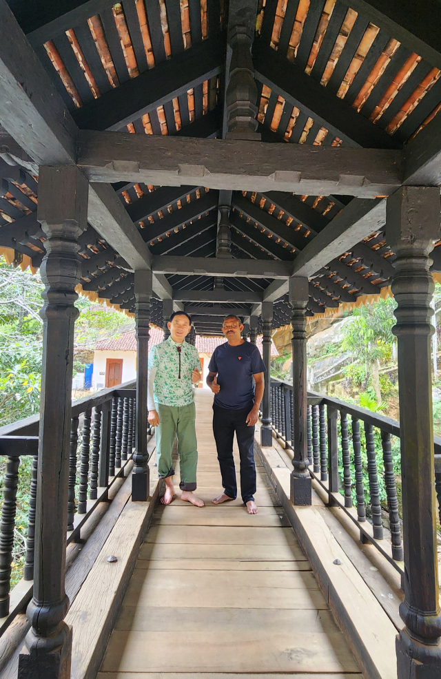 400년 역사를 지닌 보고다 나무다리는 기와지붕 구조의 고대 디자인이 독특하며, 주지 스님의 허락을 받아 맨발로 건널 수 있다.