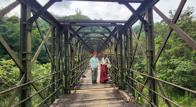 1919년에 건설된 할라바 강철다리는 바둘라의 상징적인 랜드마크로, 폭이 서로 다른 세 구간으로 이어진 독특한 구조로도 유명하다.