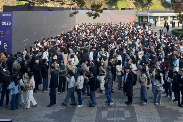 신라 금관 특별전을 관람하기 위해 전시관 개관 시간 전부터 수많은 인파가 몰려 있다. 경주박물관 제공