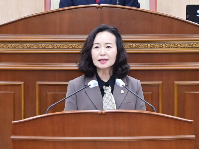 13일 청송군의회 제1차 본회의에서는 정미진 군의원이 5분 자유발언을 하는 모습. 정 군의원은 