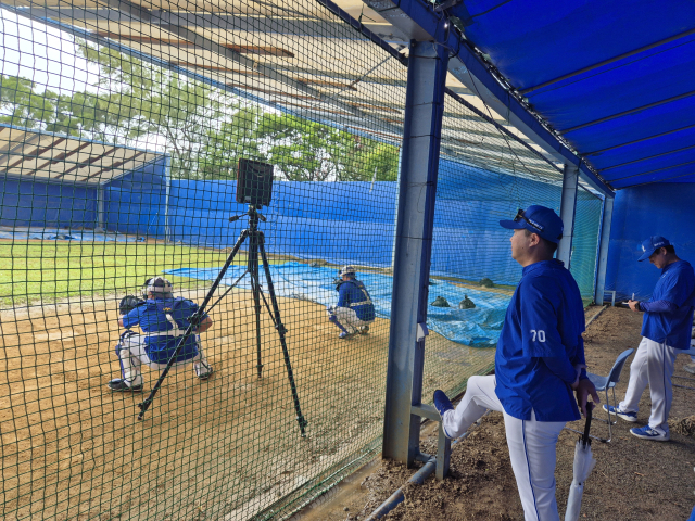 삼성 라이온즈의 박진만 감독이 마무리 훈련 도중 진행된 최지광의 불펜 투구 모습을 지켜보고 있다. 채정민 기자