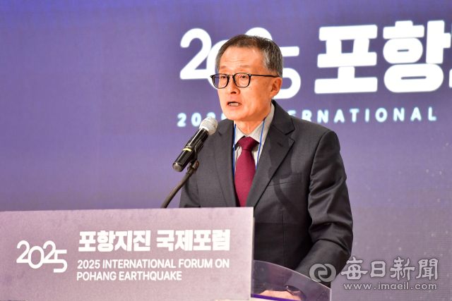 이진한 고려대 명예교수가 포항지진 정신적 피해보상 항소심 판결문에서의 과학적 오류를 지적하는 기조발표를 진행하고 있다. 신동우 기자