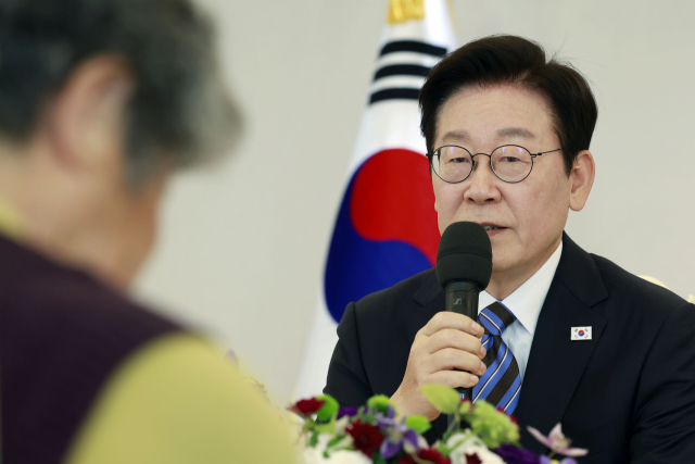 이재명 대통령이 13일 용산 대통령실에서 열린 민주화실천가족운동협의회 초청 오찬 간담회에서 발언하고 있다. 연합뉴스