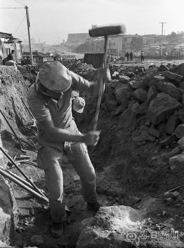 1973년 11월 대구 대서로(현 달구벌대로) 확장 공사장에서 한 인부가 해머로 암반을 깨고 있다. 멀리 서현교회 건물이 보인다. 매일아카이빙센터