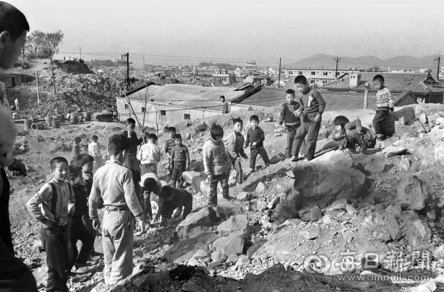 1973년 11월 5일 대구 내당동 대서로(현 달구벌대로) 확장 공사장에서 아이들이 흙더미를 놀이터 삼아 놀고 있다. 사진=매일아카이빙센터