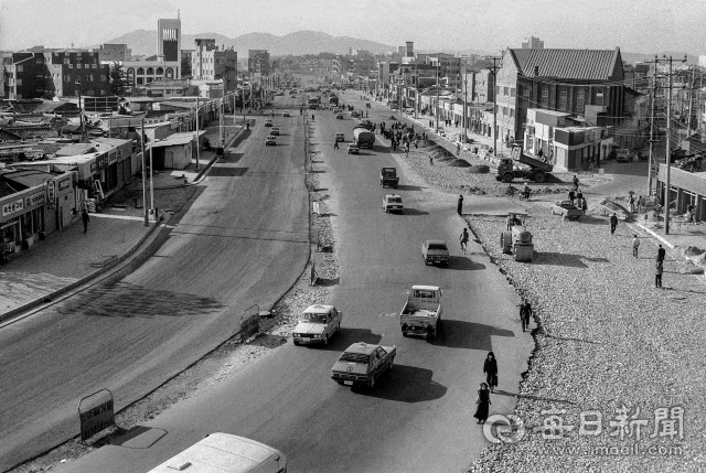 1979년 10월 22일 대동로(현 달구벌대로) 봉산육거리~반월당 구간에 포장 공사가 한창이다. 매일아카이빙센터