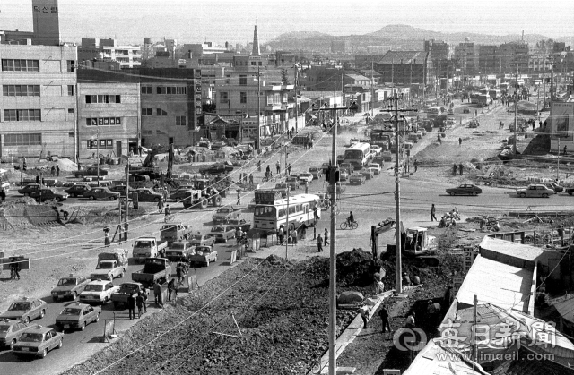 1979년 10월 22일 대구 대동·대서로(현 달구벌대로) 분기점인 반월당네거리 넓게 확장된 가운데 포장 공사가 한창이다. 매일아카이빙센터