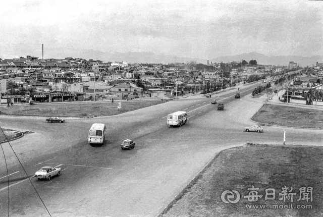 1979년 12월, 확장된 대동로(현 달구벌대로)와 동대구로가 교차하는 범어네거리 전경. 매일아카이빙센터