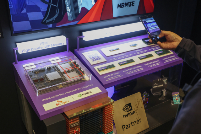 AI 붐에 올라탄 삼성전자·SK하이닉스·…10월 ICT 수출 최고치 경신