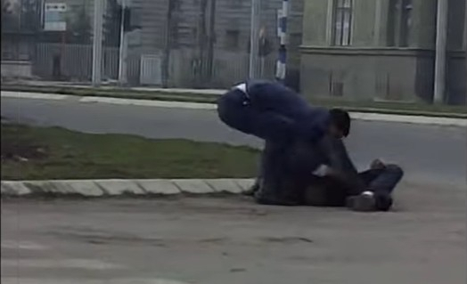 사라예보 포위전 당시 총에 맞아 부상당한 시민을 또 다른 시민이 들어 옮기려 하고 있는 모습. 알자지라 영상 캡처