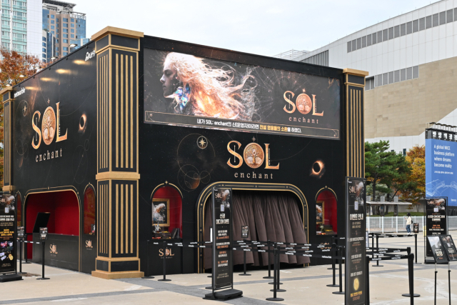 넷마블이 지스타 기간에 운영하는 야외 부스. 미공개 신작 게임