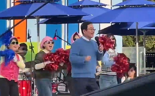 '아파트' 부른 광주 북구청장, 여성 간부공무원은 백댄서로? 출장 논란 확산