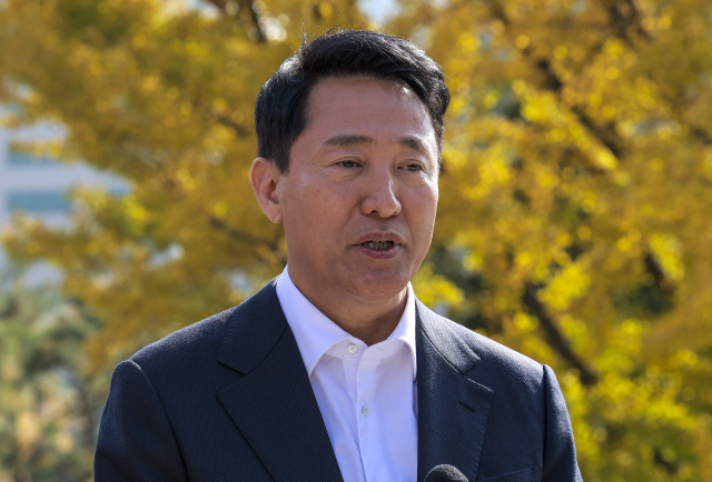 오세훈 서울시장이 13일 서울 중구 달개비에서 오찬회동을 마친 뒤 취재진과 질의응답하고 있다. 연합뉴스