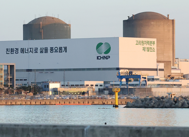 13일 오후 부산 기장군 고리 2호기(왼쪽)와 고리1호기가 나란히 보인다. 원자력안전위원위원회는 이날 고리 2호기 계속운전 허가를 표결로 의결했다. 오른쪽에 보이는 고리1호기는 올해 5월 해체에 착수했다. 연합뉴스