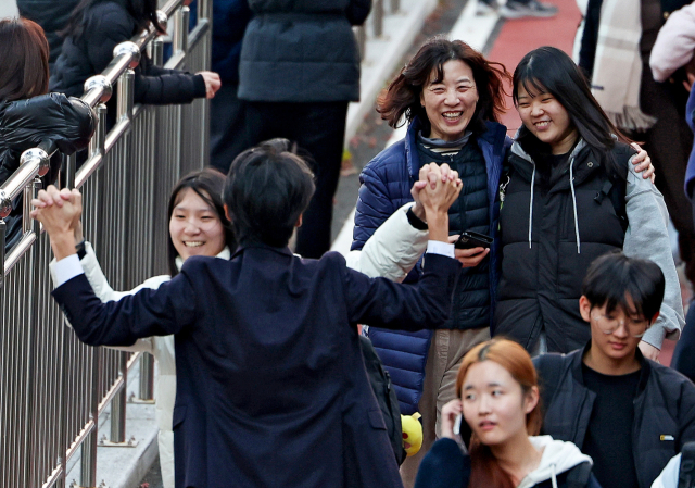 13일 오후 대구 혜화여자고등학교에서 2026학년도 대학수학능력시험을 마친 수험생들이 마중 나온 가족들과 포옹하고 있다. 김영진 기자 kyjmaeil@imaeil.com
