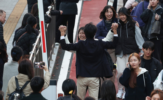 2026학년도 대학수학능력시험(수능)일인 13일 대구 수성구 혜화여자고등학교에서 학부모들이 시험을 마친 수험생들을 반겨주고 있다. 연합뉴스