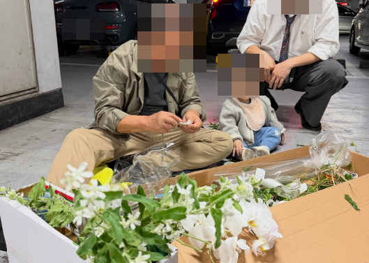 딸의 결혼식 당일 76세 아버지가 주차장 한켠에서 직접 부케를 만드는 모습이 공개되면서 네티들의 마음을 뭉클하게 했다. 스레드