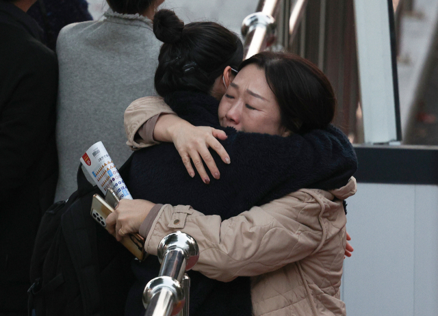 2026학년도 대학수학능력시험(수능)일인 13일 대구 수성구 혜화여자고등학교에서 한 학부모가 시험을 마친 수험생을 반기며 눈시울을 붉히고 있다. 연합뉴스