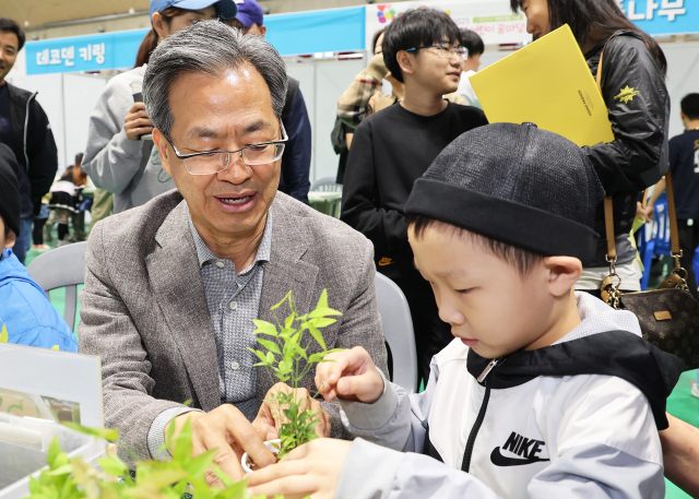 오도창 영양군수가 어린이날 기념행사에서 지역 내 아동과 나무심기 체험을 하고 있다. 영양군은 군민 기본소득 지원사업을 통해 아이낳고 키우기 좋은 영양군을 만들고자 노력하고 있다. 영양군 제공