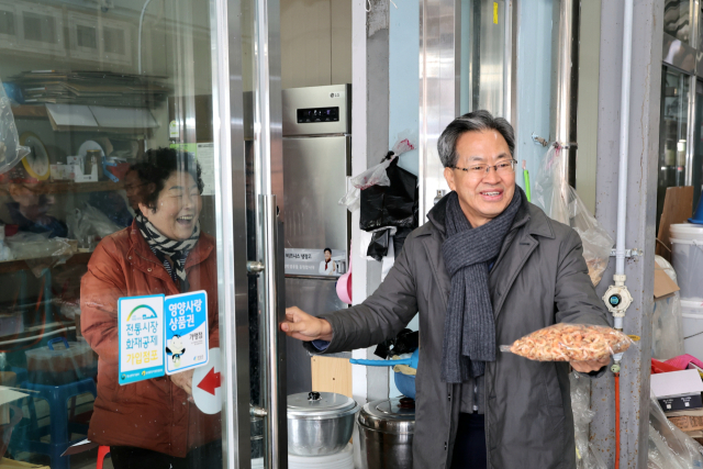 오도창 영양군수가 지역 시장 활성화를 위해 전통시장을 방문해 군민들과 인사하고 장을 보고 있다. 영양군 제공