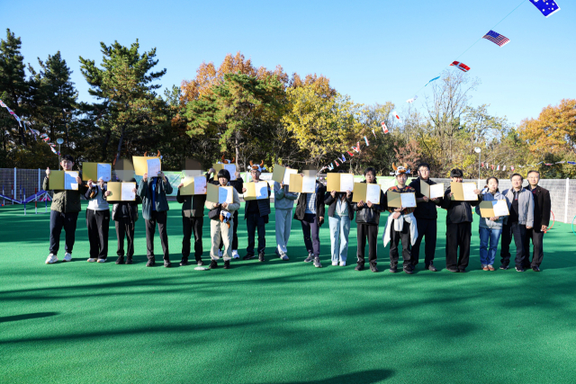 대구대가 제1회 사랑·빛·자유 반려동물 운동회를 열고, K-PACE센터 학생에게 상장을 수여하고 있다. 대구대 제공