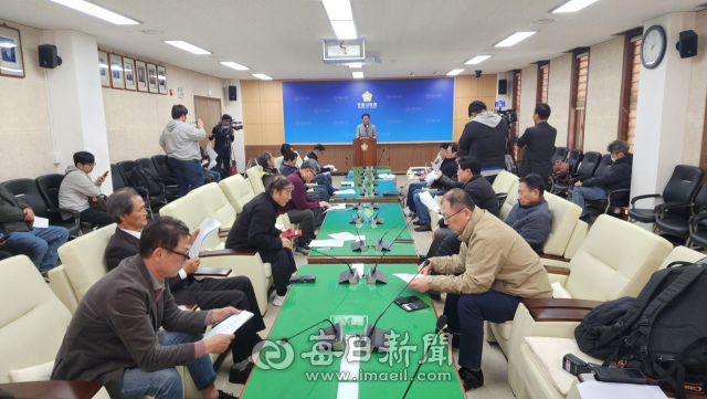 안동시의회 손광영 의원은 14일 오후 2시 안동시의회 2층 회의실에서 기자회견을 열고, 최근 대구지방법원의 제명처분 집행정지 인용 결정과 관련한 공식 입장을 밝히고 있다. 엄재진 기자