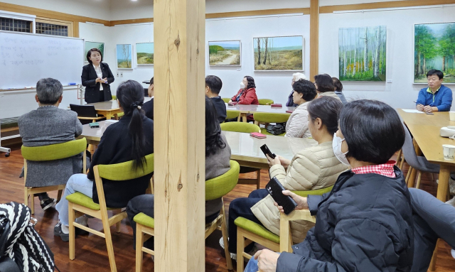 대구시 중구 하누리어울림센터에서 주민들과 함께하는 재미있는 부동산 이야기 강연이 진행되고 있다. 글로벌컴퍼니 제공