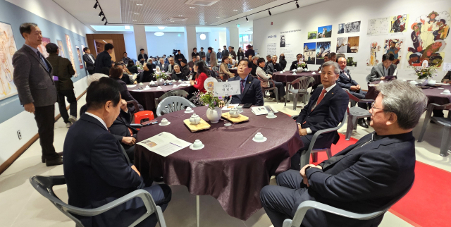 안동시와 안동시도시재생지원센터는 14일, 도시재생지원센터(옛 안동예식장) 리모델링 과정에서 벽 속에 60년간 잠들어 있던 앙드레 부통 신부의 벽화를 발굴, 이날 기념식을 가졌다. 엄재진 기자