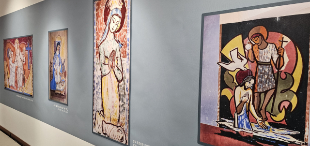 안동시와 안동시도시재생지원센터는 14일, 도시재생지원센터(옛 안동예식장) 리모델링 과정에서 벽 속에 60년간 잠들어 있던 앙드레 부통 신부의 벽화를 발굴, 이날 기념식을 가졌다. 엄재진 기자