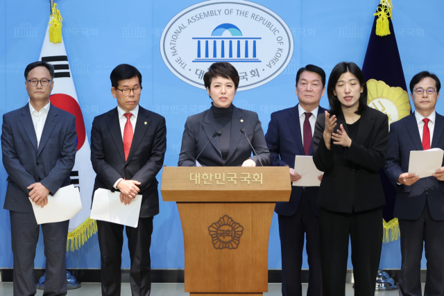 국민의힘 성남 분당 지역구 의원인 김은혜 의원과 안철수 의원이 지난 11월 11일 서울 여의도 국회 소통관에서 검찰의 대장동 개발 비리 사건 항소 포기를 규탄하는 기자회견을 하고 있다. 연합뉴스