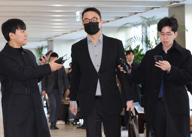 양평 공흥지구 개발 특혜 의혹과 관련해 김건희 여사의 오빠 김진우씨가 4일 서울 광화문 KT 빌딩에 마련된 김건희특검 사무실에 피의자 신분으로 출석하고 있다. 연합뉴스